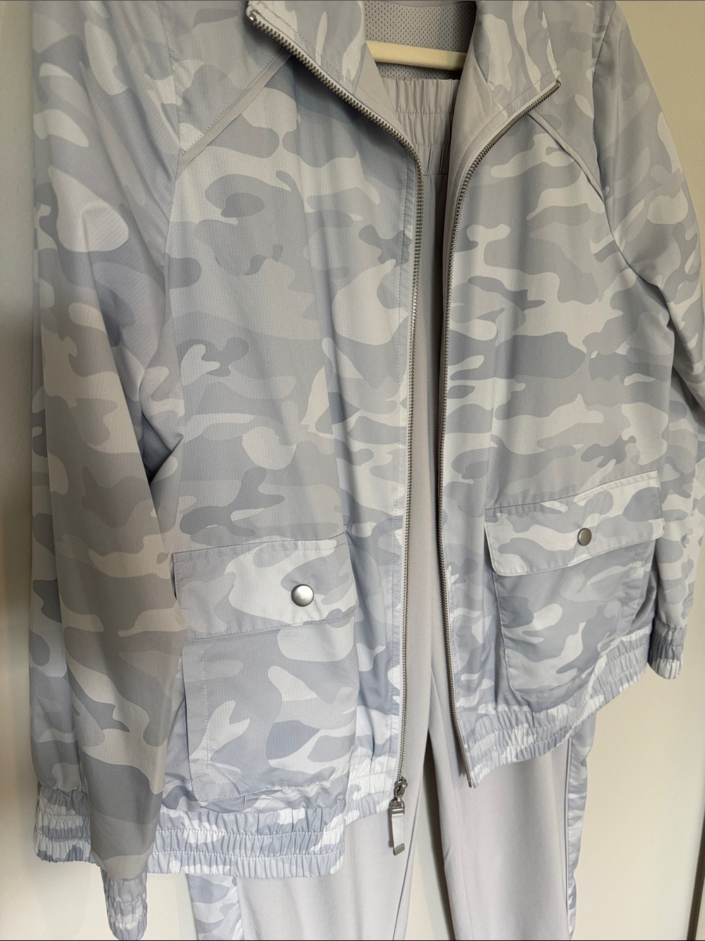 Chicos Light Gray Camo Zip Bomber Jacket and Joggers Two Piece Set Size 2 10/12 - Picture 4 of 10